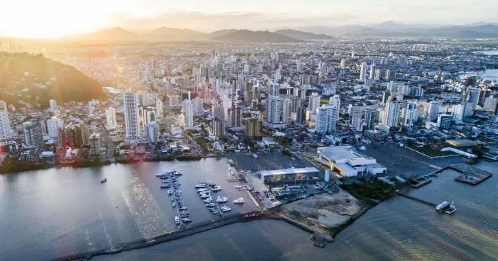 Itajaí, SC Vista aérea da cidade de Itajaí, litoral de Santa Catarina